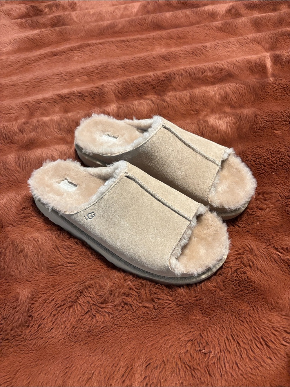UGG Women’s Open-Toe Shearling Slide - Beige - Picture 4 of 4
